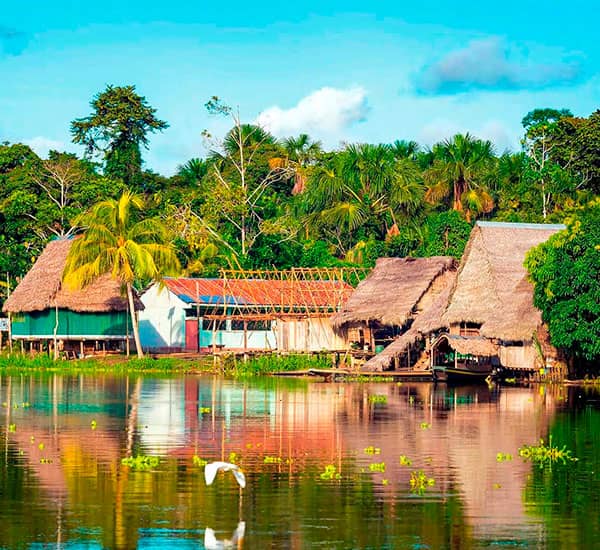 Safari de lujo con personas relajándose en un paisaje africano